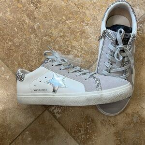 NWT Vintage Havanas silver Caroline size 6 white, glitter and suede details